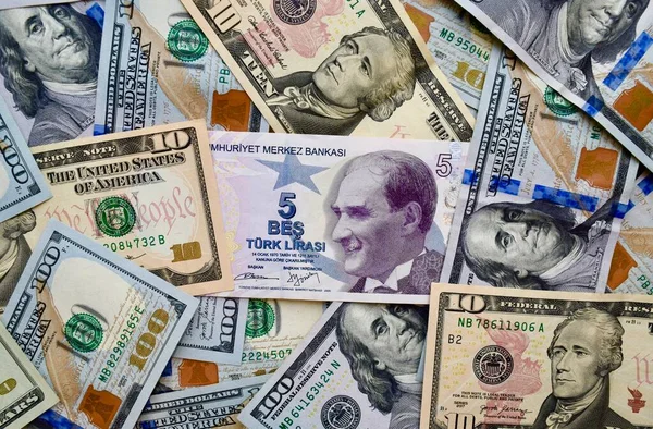 Турецька ліра на вершині національної валюти США, вид змішаних американських доларів банкноти. TRY і США паперові гроші. Ліра і доларовий курс США Ліцензійні Стокові Фото