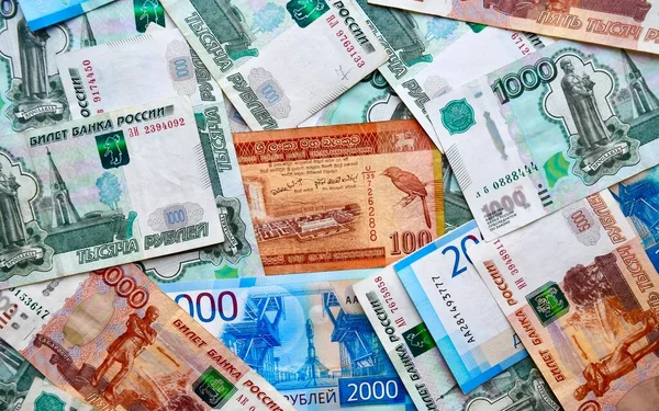 Rupas de Sri Lanka en la parte superior de la moneda nacional rusa, vista superior de los billetes de rublo mixtos. Papel moneda ruso. Tipo de cambio Rublo y Rupia. RUB y LKR — Foto de Stock