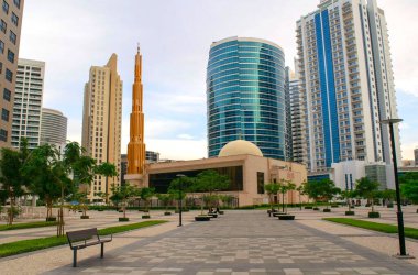 Dubai - BAE - 27 Kasım 2020: Bina ve camii ile Barsha Heights bölge ağasının görüntüsü. Dubai 'de gündüz vakti Hamel Al Ghaith Camii. 