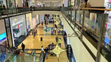 Dubai - BAE - 13 Aralık 2020: Covid-19 salgını sırasında Emirliklerin alışveriş merkezinde maske takan birçok kişi. Üst Manzara. En üst kattan alışveriş yapanlar, yeni yıl, Ramazan dekorasyonları.