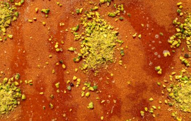 Geleneksel doğu tatlısı kunafa. Arap peynirli kunafa arka planının en üst görüntüsü. Konafa arkaplanı