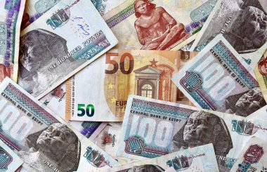 Mısır 'ın ulusal para biriminin tepesinde Avro banknotu. Para banknotları. Mısır banknotlarının arka planı. EGP ve Avrupa para birimi kurları