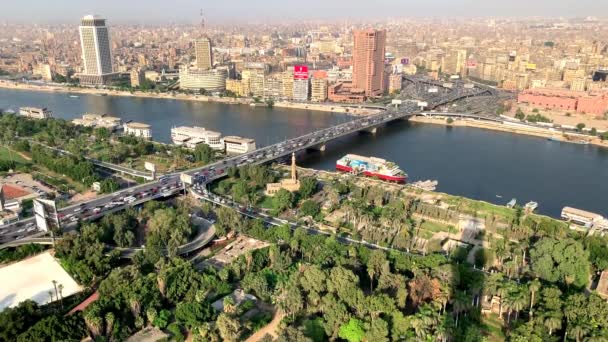 カイロ エジプト 2020年10月4日 カイロタワーからの美しい都市の概要と日中の車の交通 ナイル川とカイロの街並みのパノラマ ザマラー オマル カイアム — ストック動画