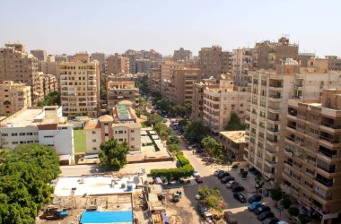 Kahire Mısır - 1 Ekim 2020: birçok bina ve ana yolu olan Nasr Şehri Kahire eski yerleşim bölgesinin panoramik manzarası. Üst görünüm.