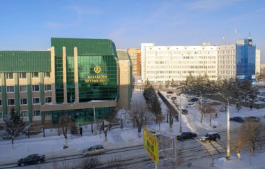 Kostanay - Kazakistan - 15 Ocak 2021: Mavi gökyüzü arka planında Halyk banka binası.