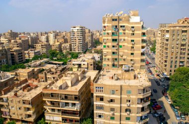 Kahire - Mısır - 1 Ekim 2020: birçok bina ve ana yolu olan Nasr Şehri Kahire eski yerleşim bölgesinin panoramik manzarası. Üst Manzara. Afrika 'nın başkenti.