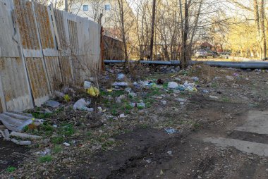 Kokshetau - Kazakistan - 15 Nisan 2021: Binanın yanındaki yerleşim bölgesinde büyük çöp yığını. Çöp öğütme sorunu