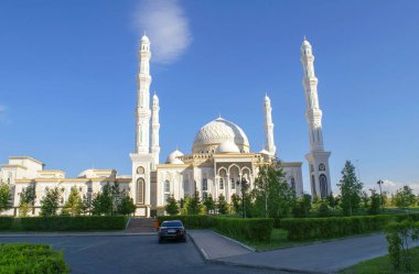 Hazret Sultan Camii 'nin parlak mavi gökyüzü arka planında, yaz mevsiminde. Boş otopark.