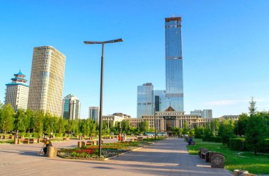 Nur-Sultan 'ın merkezi, Abu Dabi Plaza manzarası, Savunma Bakanlığı ve Nurjol Bulvarı yaz günleri.