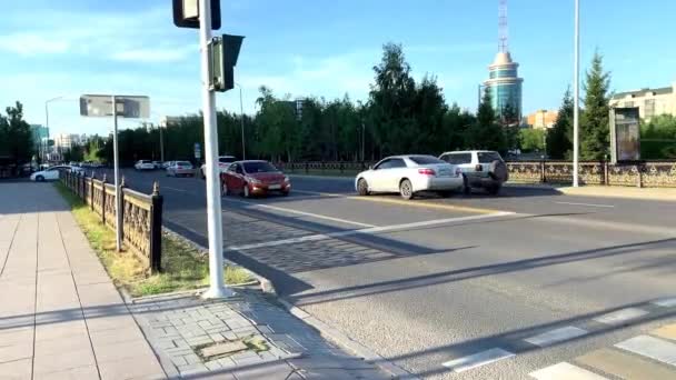 Nur Sultan カザフスタン 2021年6月10日 夏の日の間に多くの歩行者を持つNur Sultan Nurjol BoulevardのBaitekタワーの広場の中心 バイテルク記念碑 展望塔 — ストック動画