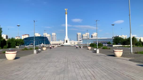 Nur Sultan カザフスタン 2021年6月10日 カザフスタン国立芸術大学独立広場 タウエルサディク通り独立宮殿のあるカザフ エリ記念碑 — ストック動画