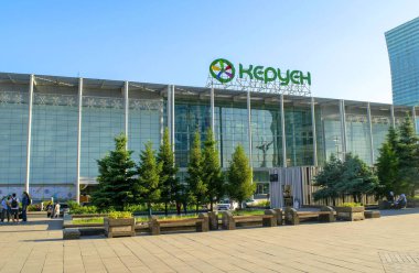 Nur-Sultan - Kazakistan: 10 Haziran 2021: Parlak mavi gökyüzü arka planında Durin Günü 'ne giriş yapan popüler Keruen alışveriş merkezi logosu.
