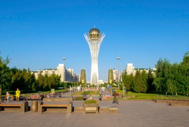 Nur-Sultan - Kazakistan: 10 Haziran 2021: Nur-Sultan Merkezi, Nurjol Bulvarı 'ndaki Baiterek Kulesi manzaralı ve birçok yürüyen insan bir yaz günü. Bayterek Anıtı
