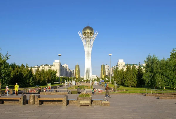 Nur-Sultan - Kazakistan: 10 Haziran 2021: Nur-Sultan Merkezi, Nurjol Bulvarı 'ndaki Baiterek Kulesi manzaralı ve birçok yürüyen insan bir yaz günü. Bayterek Anıtı