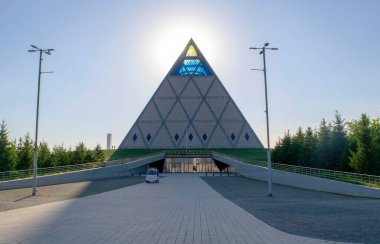 Nur-Sultan - Kazakistan: 10 Haziran 2021: Barış ve Uzlaşma Sarayı veya Barış ve Barış Piramidi Yeşil Başkanlık Parkı 'nda gün batımında