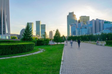 Nur-Sultan - Kazakistan: 10 Haziran 2021: Nurjol Bulvarı 'ndaki Nur-Sultan, Baiterek Kulesi ve gökdelenleri.