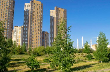 Nur-Sultan - Kazakistan: 10 Haziran 2021: Cumhurbaşkanlığı Parkı 'ndan Yükseköğretim Kompleksi ve Hazret Sultan' ın gündüz vakti küçük fıskiyeler ve halkla manzarası