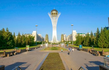 Nur-Sultan - Kazakistan: 10 Haziran 2021: Nur-Sultan 'ın iş ve idari merkezindeki yaya bölgesi, Nurjol Bulvarı' ndaki Baiterek Kulesi manzarası