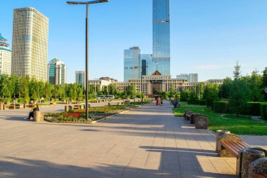 Nur-Sultan - Kazakistan: 10 Haziran 2021: Nur-Sultan Merkezi, Abu Dabi Plaza manzaralı, Savunma Bakanlığı ve Nurjol Bulvarı yaz mevsiminde.