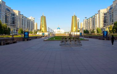 Nur-Sultan - Kazakistan: 10 Haziran 2021: Nur-Sultan 'ın Merkezi, cumhurbaşkanlarının ikametgahı manzarası Ak Orda, meydan, park ve gökdelenler.