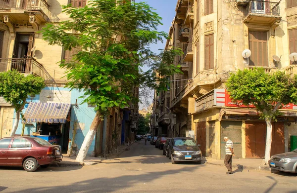 Cairo - Egypte - 4 oktober 2020: Zicht op Cairo oude historische woonwijk met smalle straat en Brits-stijl architectuur, Oost-centrum. — Stockfoto