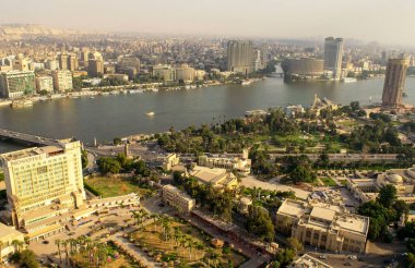 Kahire-Mısır - 4 Ekim 2020: Kahire Kulesi 'nden güzel şehir manzarası ve gün boyunca araba trafiği. Kahire 'nin Nil nehri manzaralı panoraması. Al Zamanlayıcı