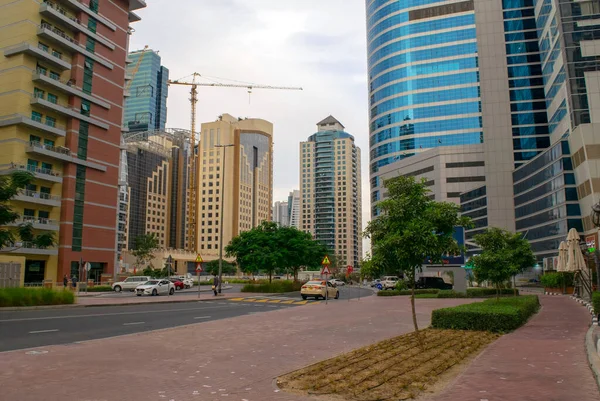 Dubai - Emiratos Árabes Unidos - 27 de noviembre de 2020: Vista del distrito de Barsha Heights con edificios, hoteles y carreteras. Tráfico ligero en el distrito residencial — Foto de Stock