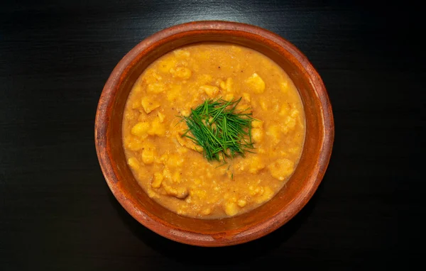 Cozinha árabe - fava descascada simples em uma tigela branca em um fundo marrom escuro. Vista superior. Mudammas sujos — Fotografia de Stock