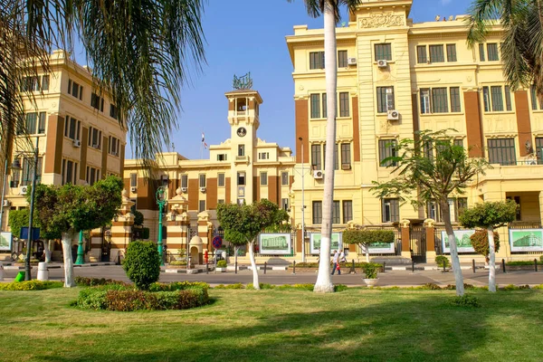 Cairo - Egipto - 4 de octubre de 2020: Entrada al edificio gubernamental. Fachada de lugar histórico situada en el centro oriental de la ciudad — Foto de Stock
