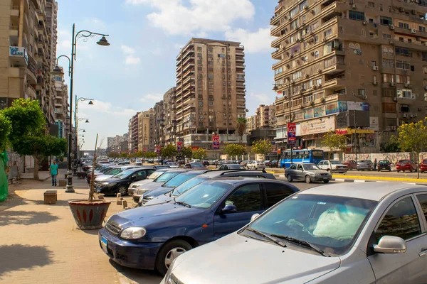 Cairo-Egipto - 1 de octubre de 2020: Vista de la ciudad de Nasr El Cairo antiguo distrito residencial con muchos edificios y carretera principal con aparcamiento — Foto de Stock