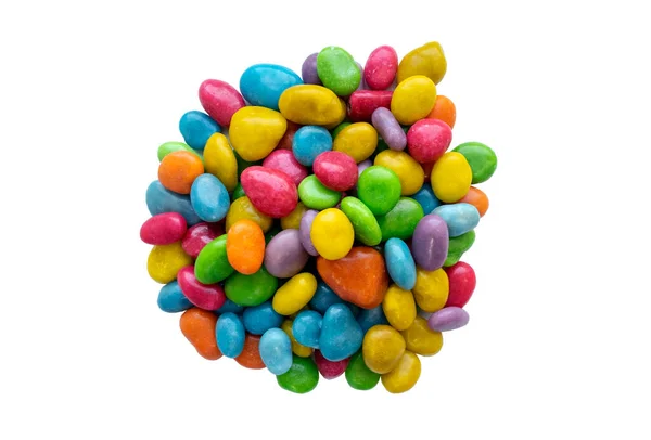 Montón de coloridos dulces dragee, multi-colodes esmaltadas pasas aisladas sobre fondo blanco.Montón de pasas de uva acristaladas multicolores, dulces. Vista desde arriba — Foto de Stock