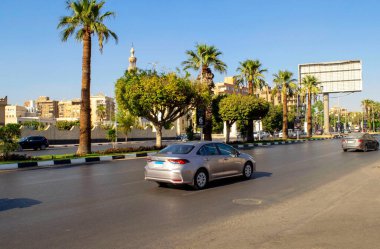 Kahire - Mısır - 4 Ekim 2020: Kahire eski tarihi yerleşim bölgesinin ana caddesi ve karışımı İngiliz tarzı mimari, Doğu Şehir Merkezi, Misr Al Gadida
