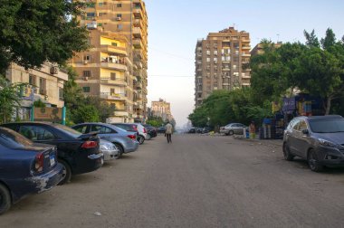 Kahire-Mısır - 1 Ekim 2020: Nasr Şehri Kahire 'nin eski yerleşim bölgesinin boş bir caddesinin görüntüsü ve sabahın erken saatlerinde birçok bina ve ana yol. Üst görünüm