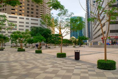 Dubai - BAE - 27 Kasım 2020: Bina, otel ve camii ile Barsha Heights bölge ağasının görüntüsü. Parktaki Hamel Al Ghaith Camii