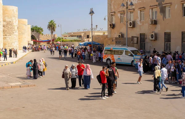 Alejandría - Egipto - 08 de octubre de 2020: Hermosa fortaleza antigua, ciudadela de Qaitbay con muchas personas. Lugar histórico lleno de gente con museos y ciudadela en Alejandría — Foto de Stock