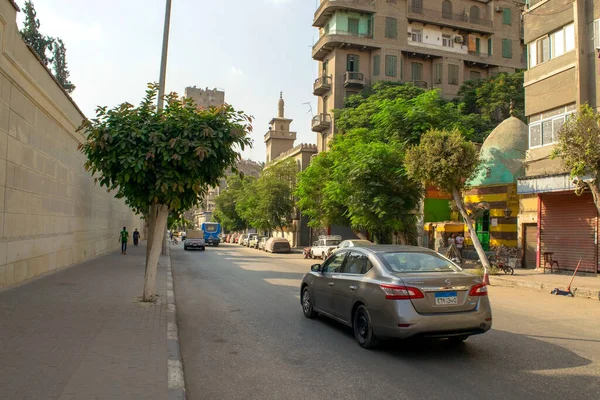 Cairo - Egipto - 4 de octubre de 2020: Vista del antiguo distrito residencial histórico de El Cairo con calles estrechas y arquitectura de estilo británico con pequeñas mezquitas, Eastern Downtown — Foto de Stock