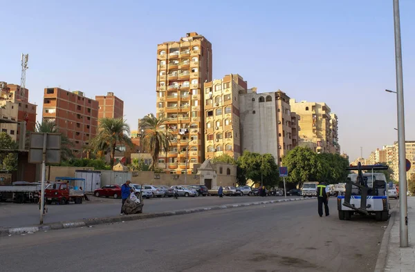 El Cairo - Egipto - 3 de octubre de 2020: Vista del antiguo barrio residencial histórico de El Cairo con basura, muchos edificios y carretera principal. — Foto de Stock