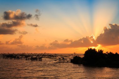 Balık Asansör Pak Pra kanal Tayland net silüeti