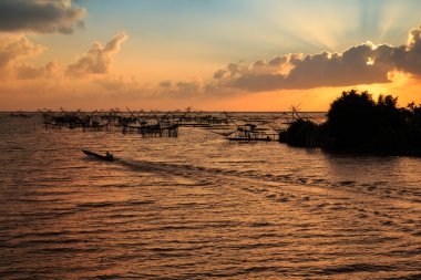 Phatthalung, Tayland balık Asansör Pak Pra kanalda net üzerinden balık yakalamak balıkçı silüeti