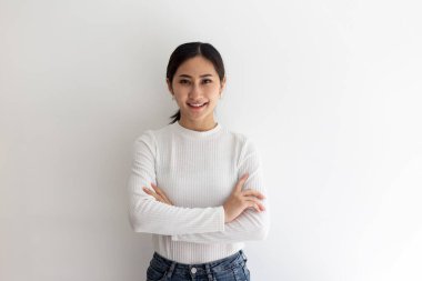 Beyaz arka planda Asyalı kadın portresi.