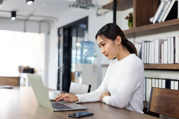 Asian Young Businesswoman Working Laptop Computer Wood Desk Home — Stock Photo, Image