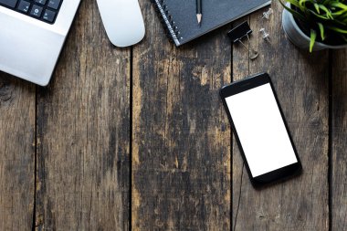 Akıllı Telefonun Boş Ekranı 'nı ve Bilgisayar' ı Tahta Masa Üst Görüş 'te kapatın. kırpma yolu ile
