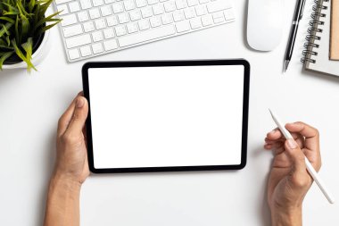 Model resim tableti, iş adamı eli boş beyaz ekranlı tableti tutuyor
