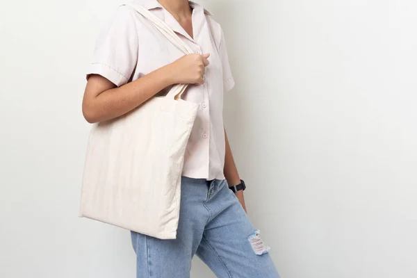 Mock Girl Carrying White Cloth Bag White Background — Stock Photo, Image