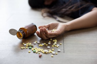 Aşırı dozdan intihar eden genç bir kadının elini kapat..