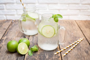 Eski ahşap arka planda taze limonlu ev yapımı limonata.