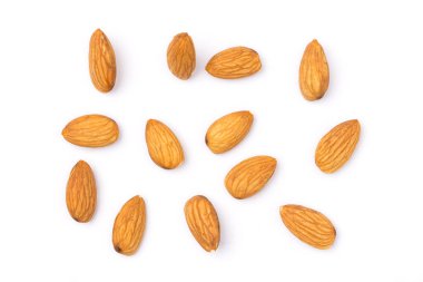 Üst görünüm bademleri beyaz arkaplanda izole edildi