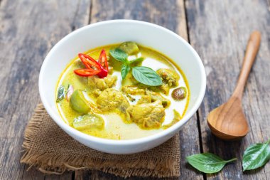 Top View Thai yemeği, yeşil körili tavuk.