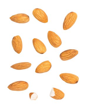 Üst görünüm bademleri beyaz arkaplanda izole edildi
