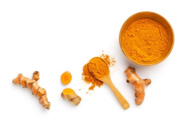 Beyaz arkaplanda izole edilmiş zerdeçal tozu ve zerdeçal kökü, üst görünüm